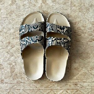 Freedom Moses sandals size 8 snake skin print